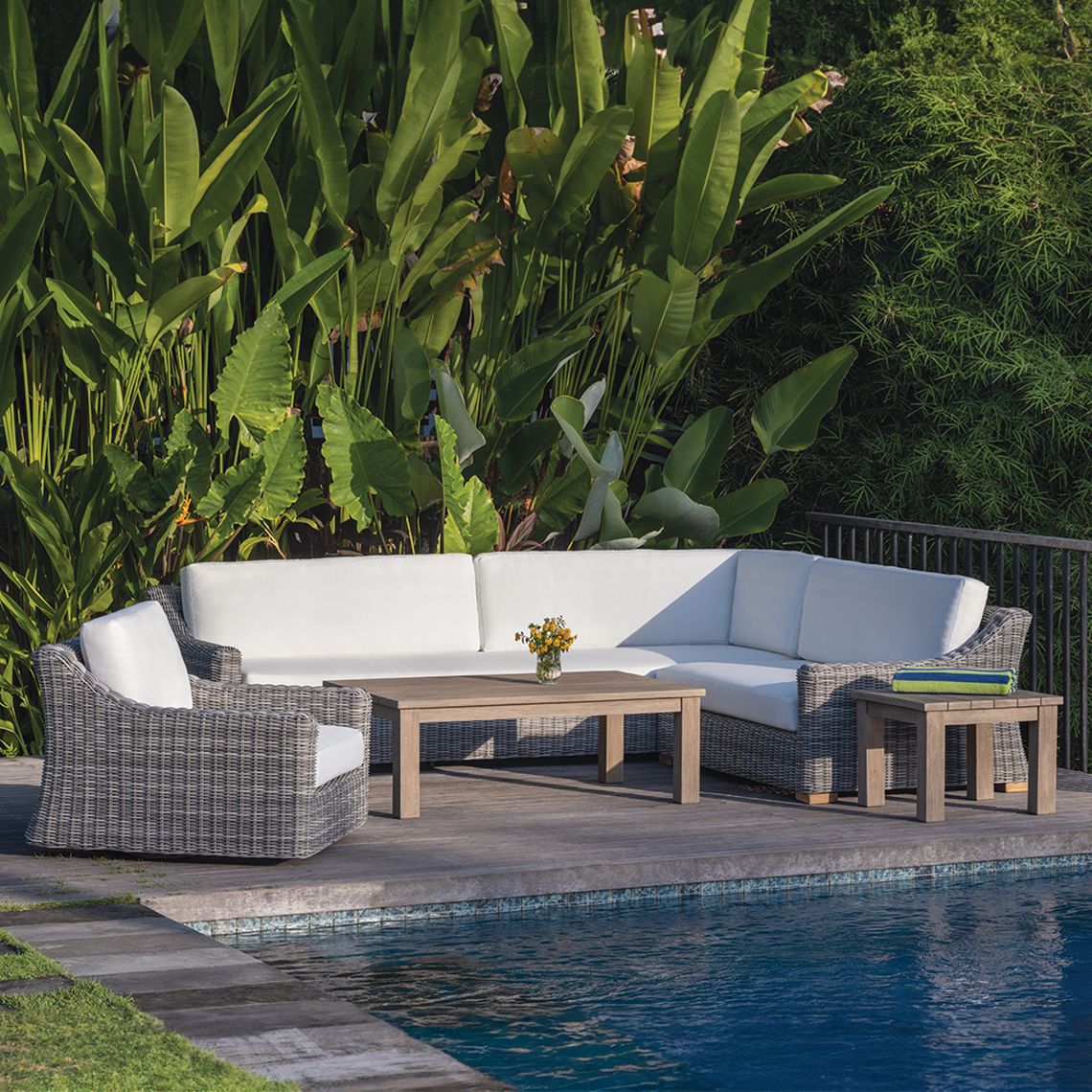 Tortola Swivel Lounge Chair