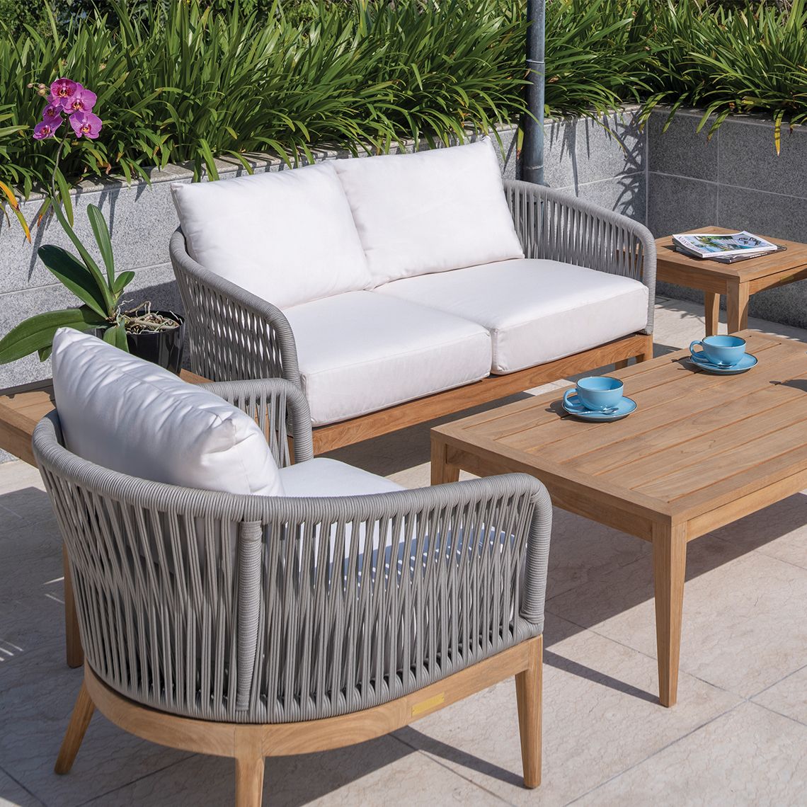 Lucia Settee