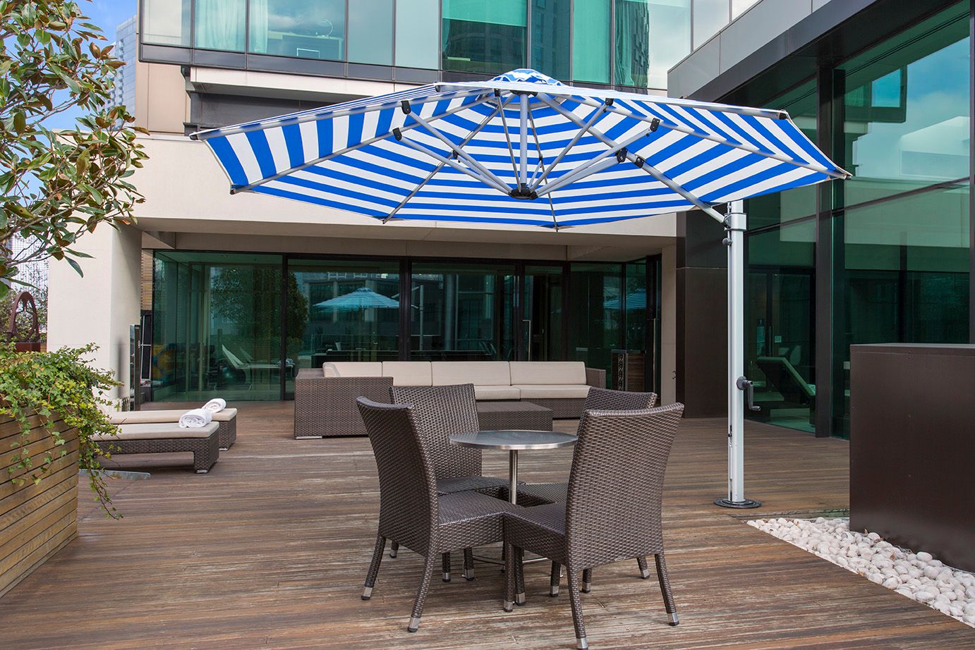 Aurora 11' Octagon Cantilever