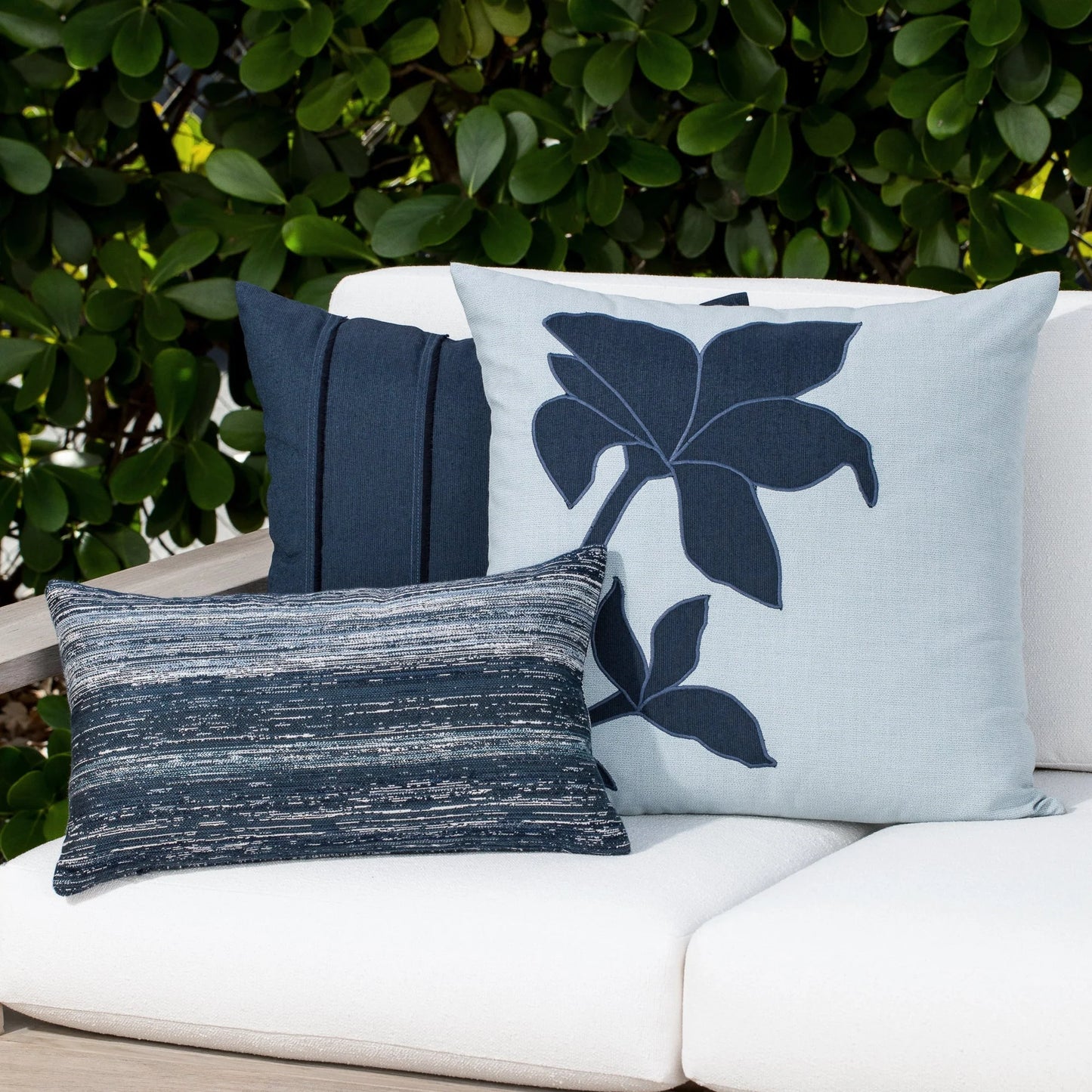 Botanica Lily 22"x22" Toss Pillow