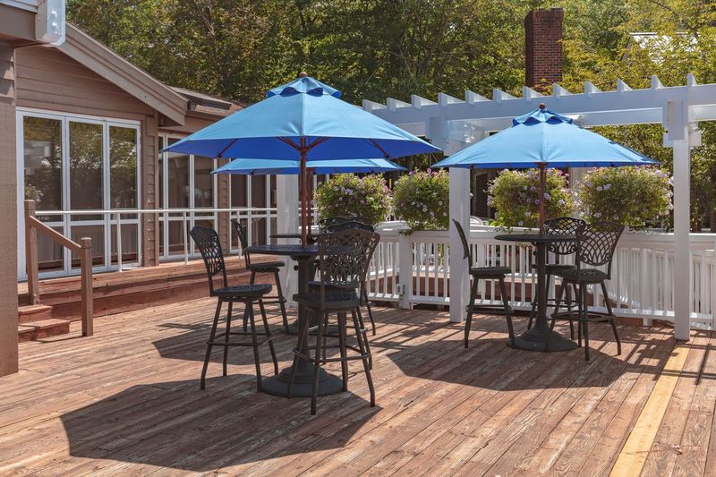 Monterey 9' Pulley Lift Octagon Umbrella